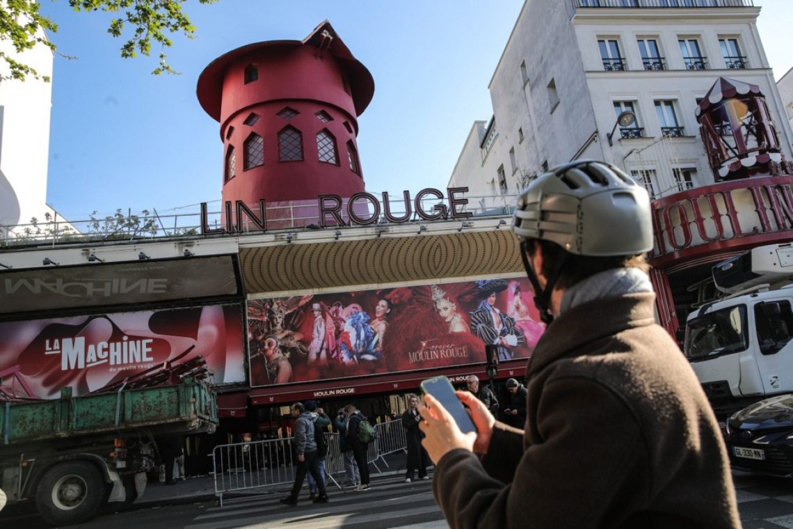Z znamenitega kabareta Moulin Rouge odpadla vetrnica