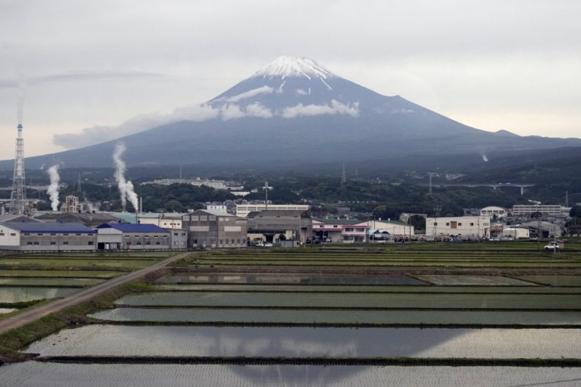 V mestu na Japonskem bodo zaradi turistov zastrli pogled na goro Fuji