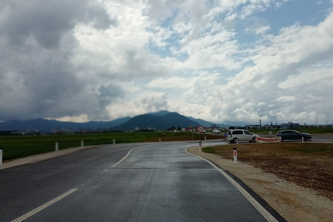 Obnova ceste v Poslovno cono Hrastje končana