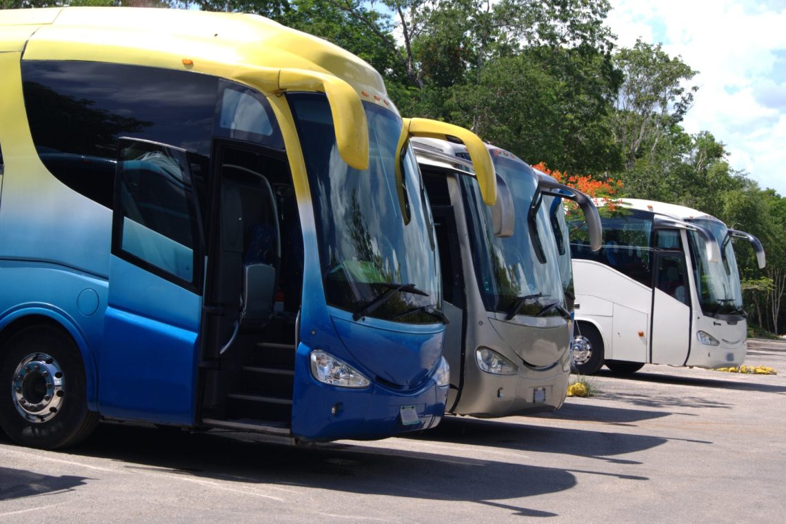 Avtobusi in vlaki aprila prepeljali več potnikov