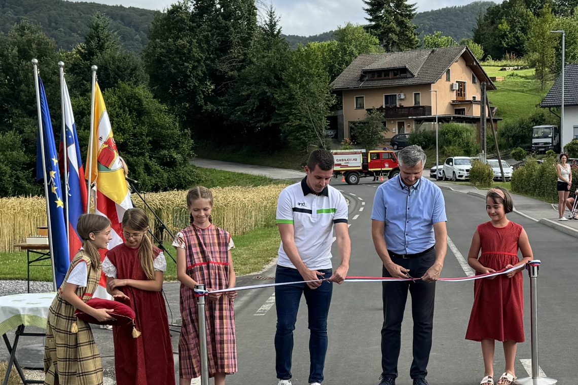 Šolska cesta na Dolžu z novim pločnikom in javno razsvetljavo