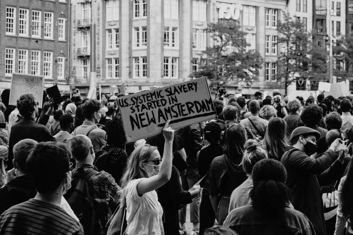 Poročilo Amnesty International: V Evropi se vse bolj spodkopava pravica do protestov