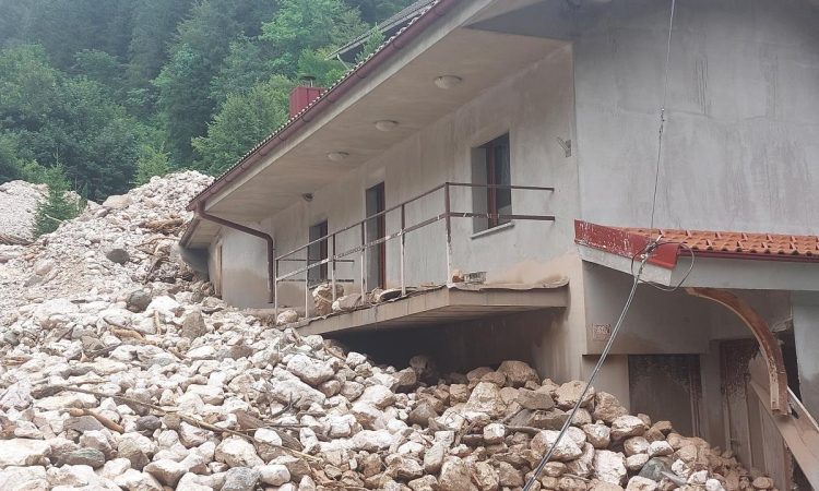 V delu Kokre poškodovanih deset objektov, zaselek ostaja ogrožen