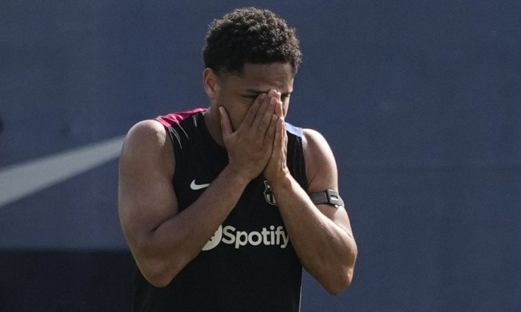 Barca posoja mladega napadalca Roqueja in branilca Lengleta