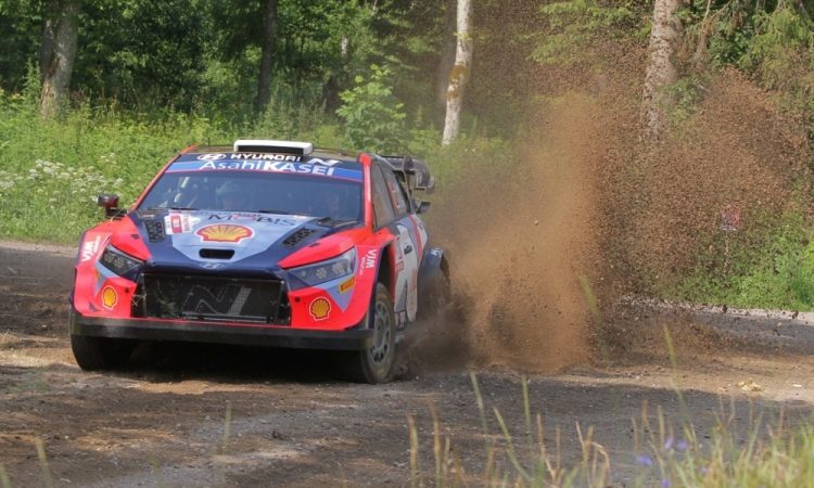 Tänak vodilni na reliju po Grčiji