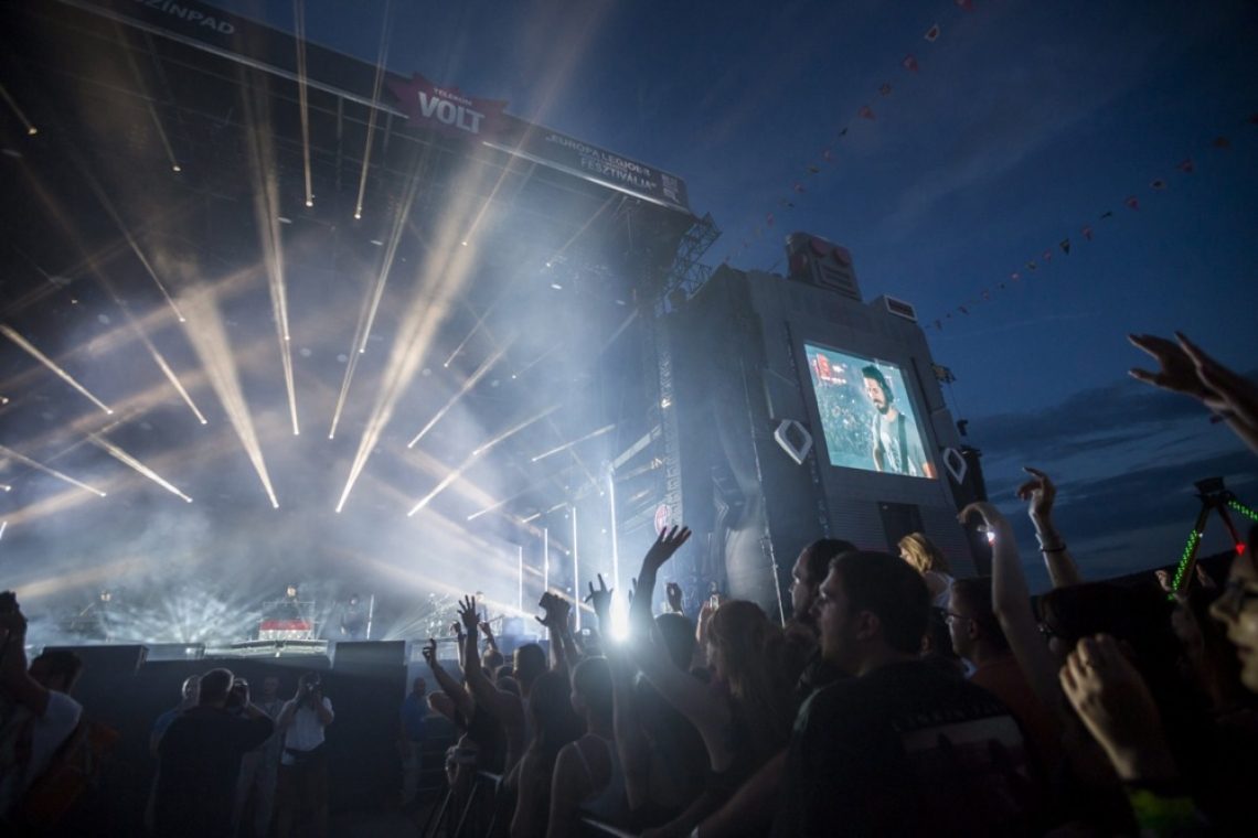 Legendarna skupina Linkin Park se vrača z novo pevko in bobnarjem