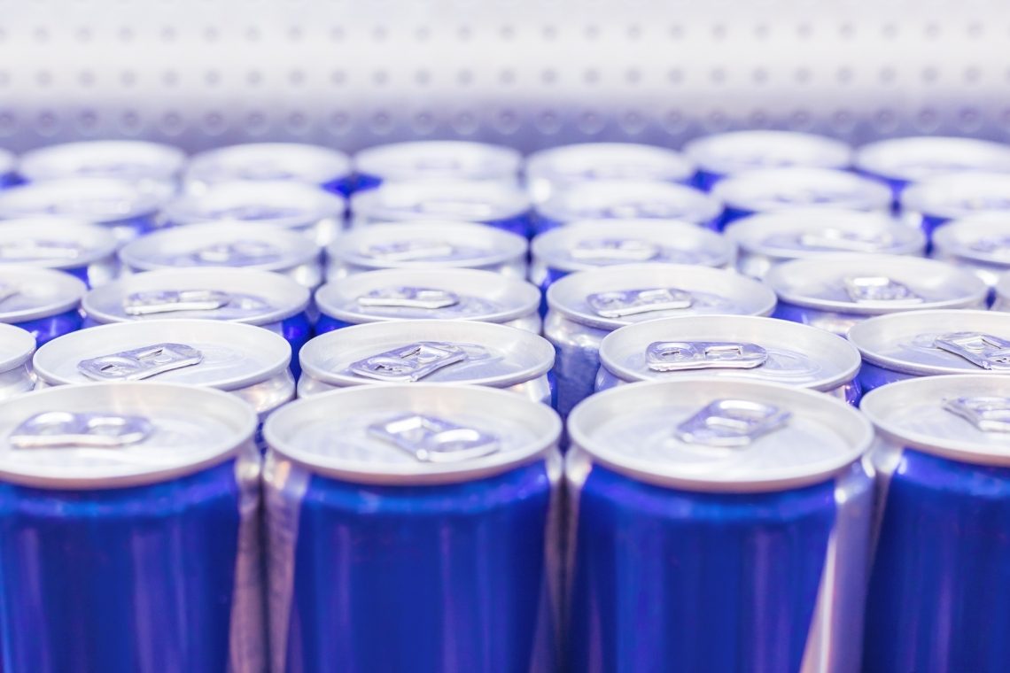 NIJZ šolarje opozarja na škodljive učinke energijskih pijač