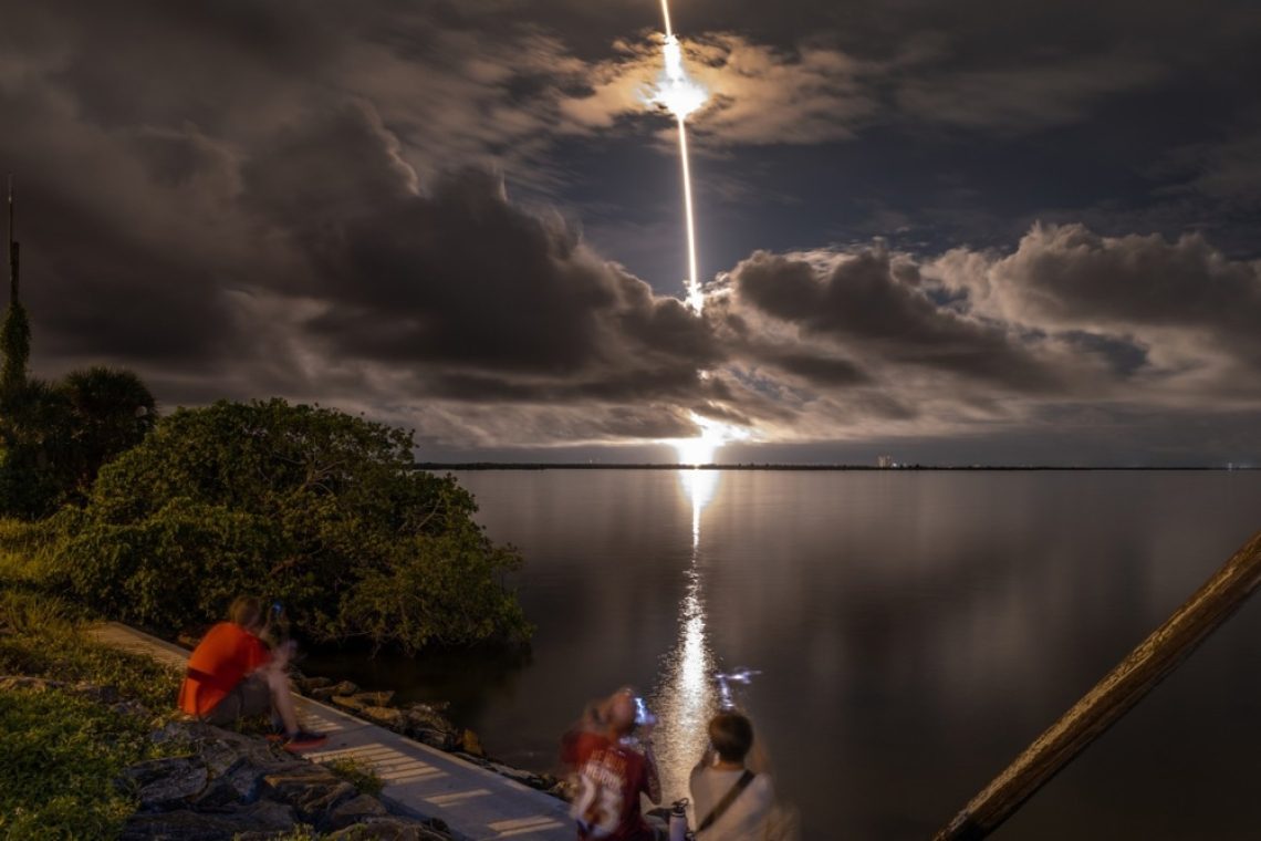 Podjetje SpaceX v vesolje izstrelilo zasebno posadko