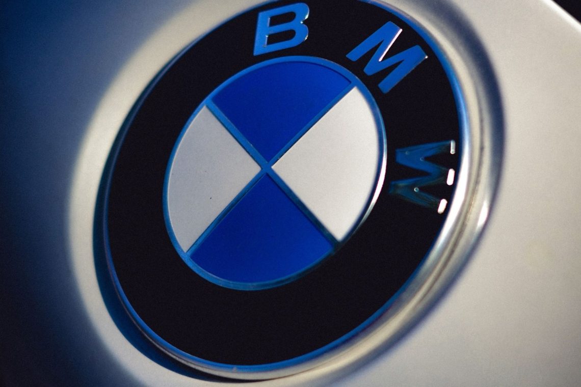 BMW zaradi odpoklica 1,5 milijona vozil znižal celoletno napoved