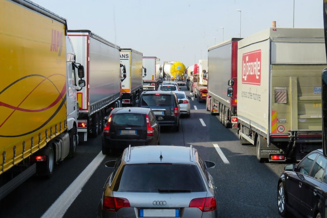 Ministrstvo predlaga strožjo obravnavo voznikov, ki ne vzpostavijo reševalnega pasu
