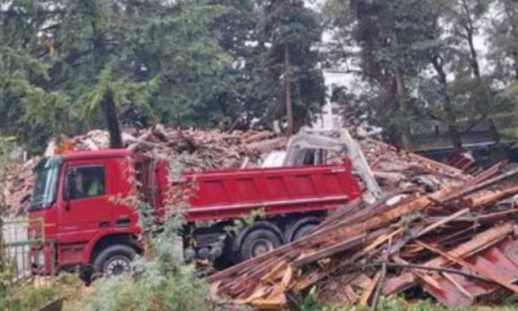 Propadajočega objekta ob avtobusni postaji kmalu ne bo več