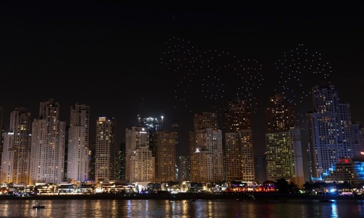 Ker je podnevi prevroče, so plaže v Dubaju odprli ponoči