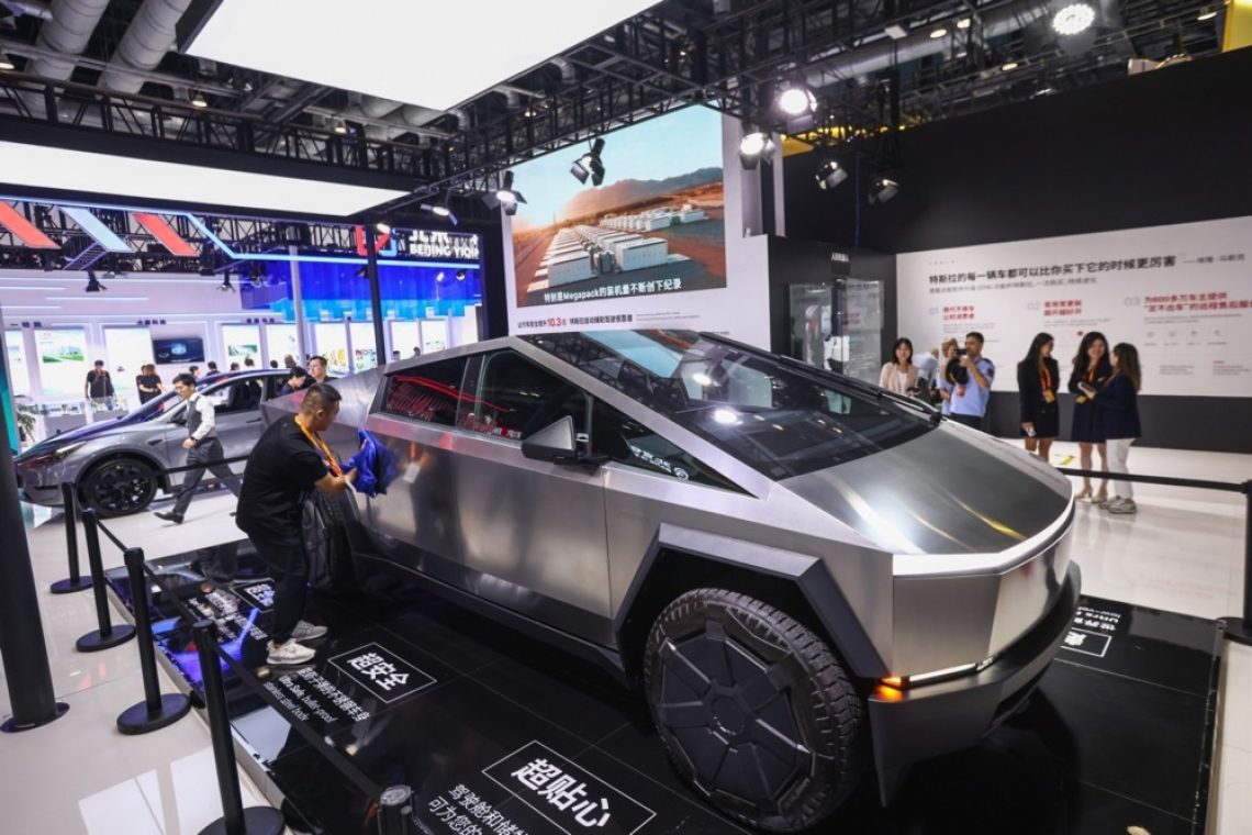 Podjetje Tesla predstavilo samovozeči taksi