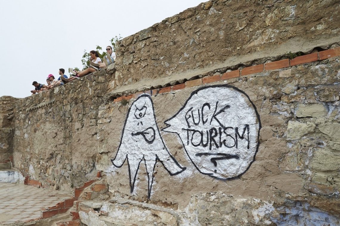 Na Kanarskih otokih več tisoč ljudi na protestih proti množičnemu turizmu