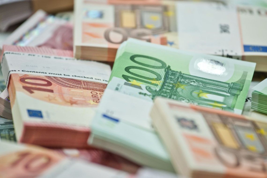 Povprečna plača pri registriranih fizičnih osebah avgusta navzdol