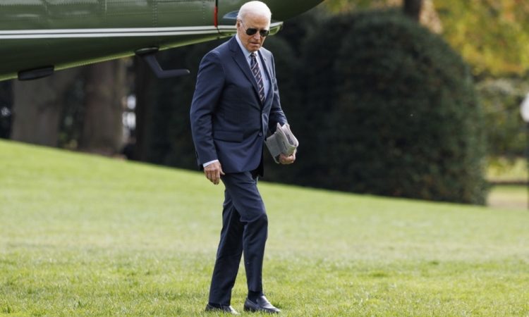 Američane, šele na dan volitev, presenetila Bidnova odločitev, da ne kandidira
