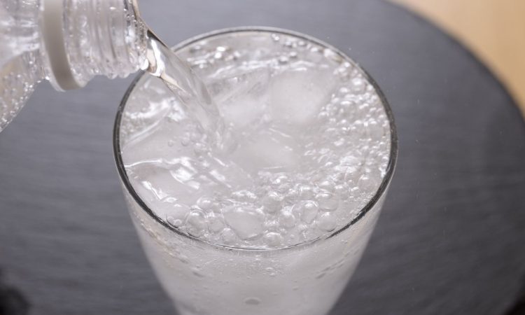 Največja zmota je, da gazirana voda škoduje zobem