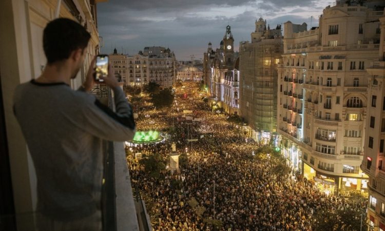 Protest v Valenciji proti upravljanju škode zaradi poplav