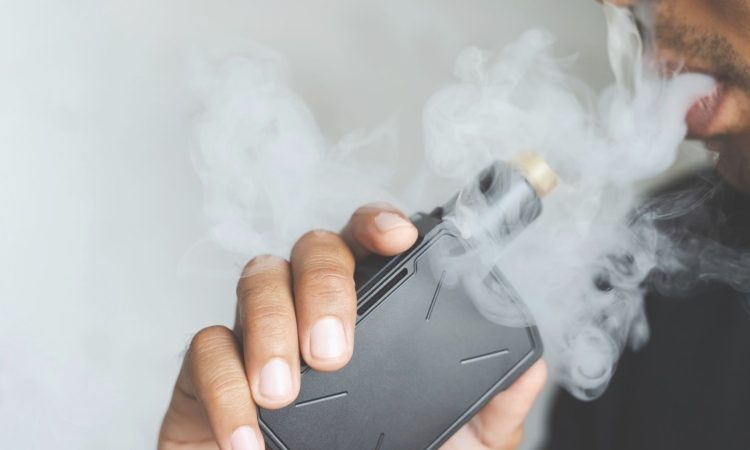 Elektronske cigarete in najstniki povzročajo zdravstvene nevarnosti, ki se jih premalo zavedamo