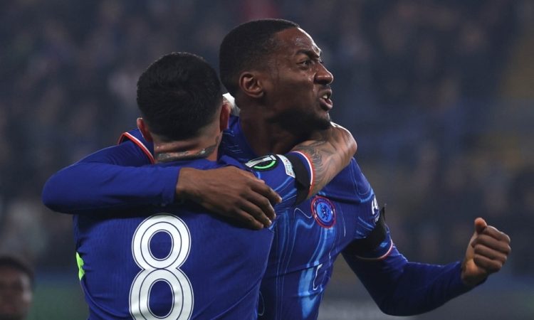 Chelsea ostaja pri vrhu angleške lige