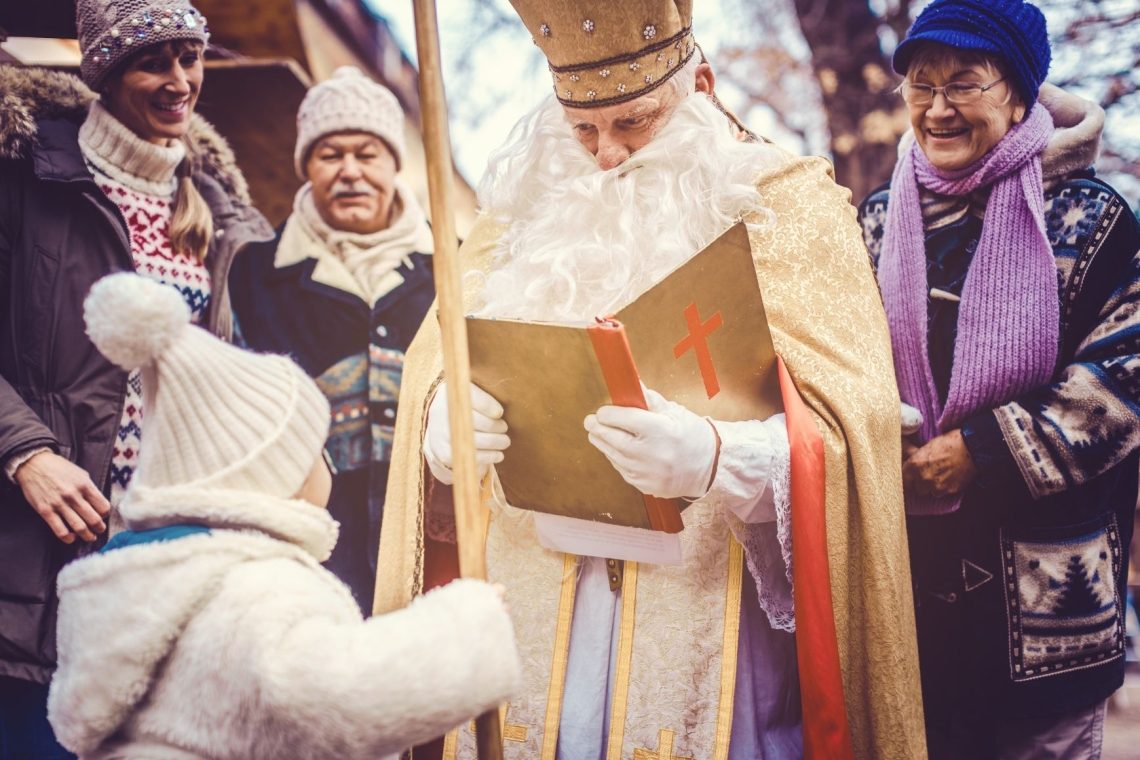 Trije dobri možje ob decembrskem obdarovanju otrok