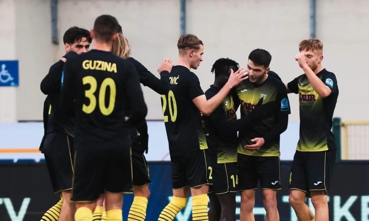 Nogometaši Kalcerja Radomelj in Primorja so se razšli z neodločenim izidom 1:1