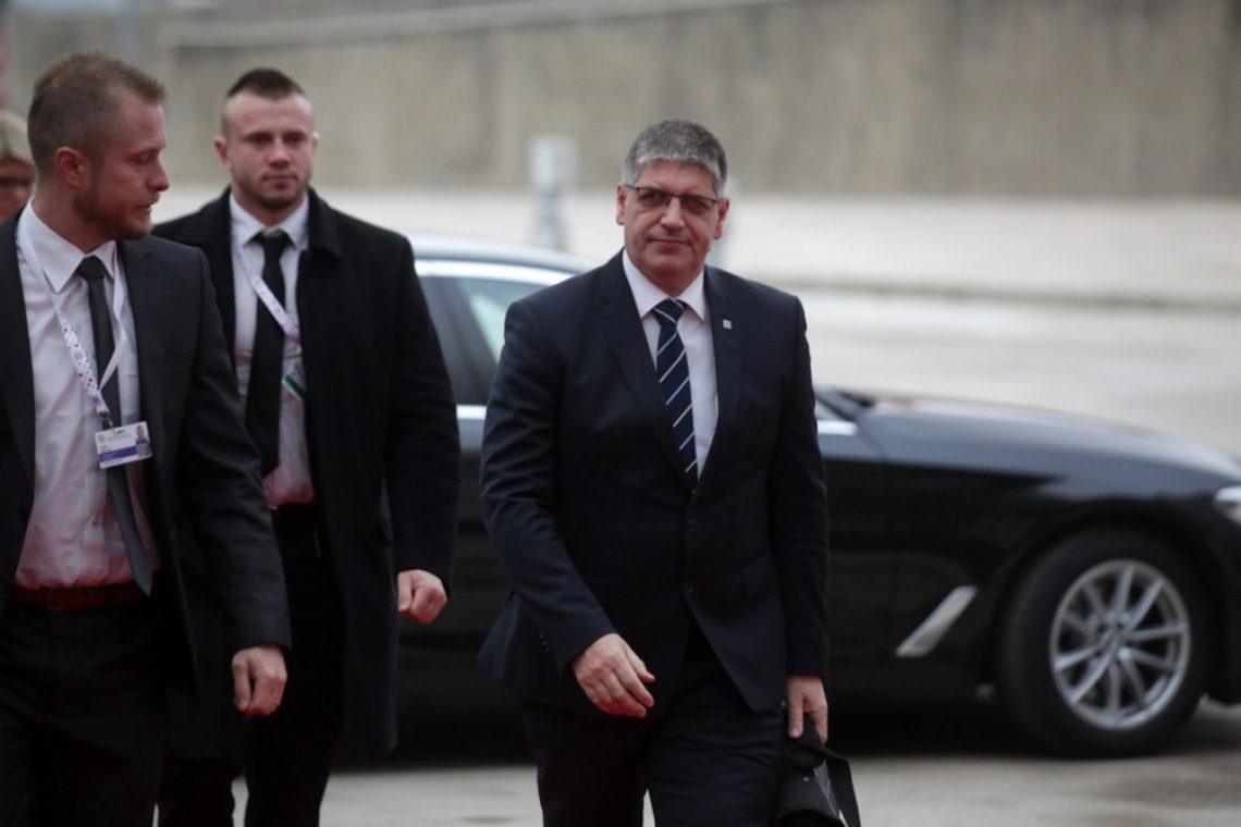 Minister Poklukar umaknil stopnjo tajnosti s poročila o nadzoru Centra za varovanje in zaščito