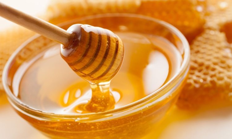 Med je naravno zdravilo za boljši spanec in krepitev zdravja