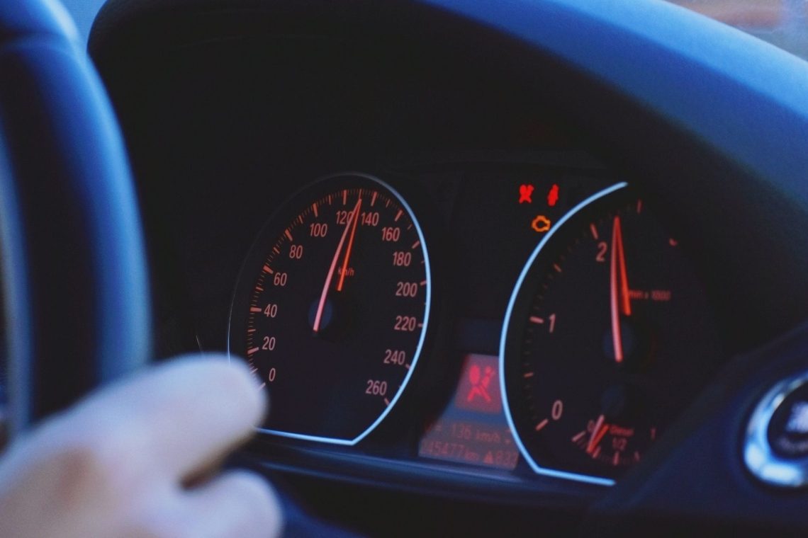 Na dolenjski avtocesti opit voznik divjal s kar 218 kilometri na uro