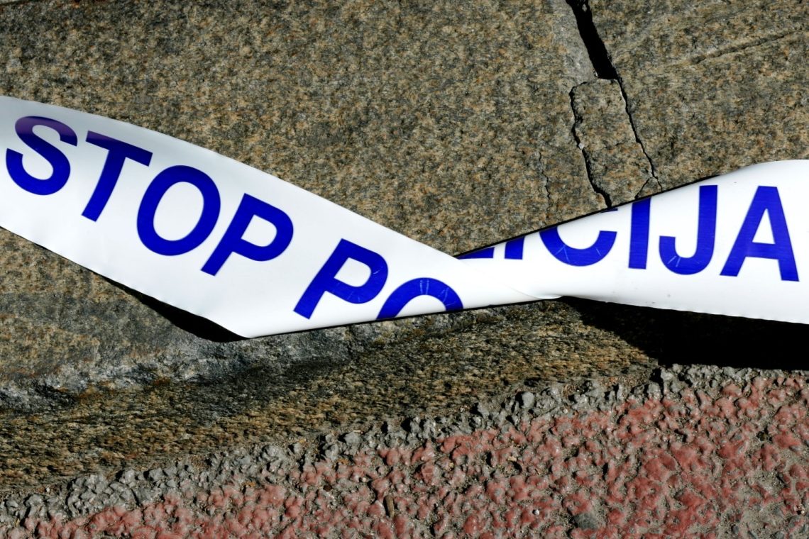 Pri Ribnici med posredovanjem napadli policiste
