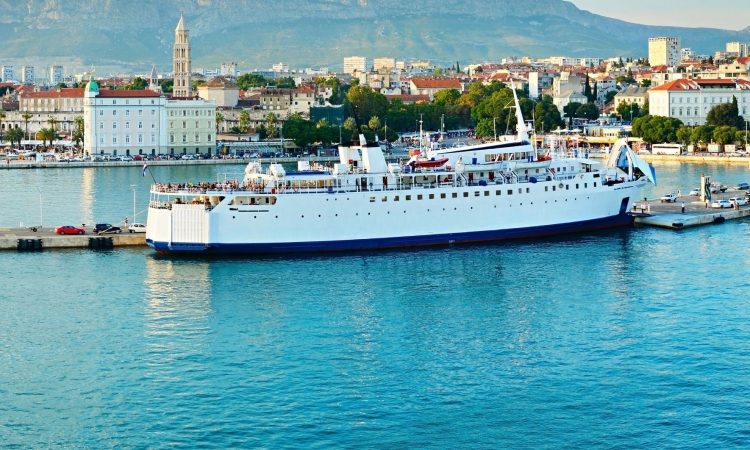 Pri Splitu nov incident s trajektom Jadrolinije
