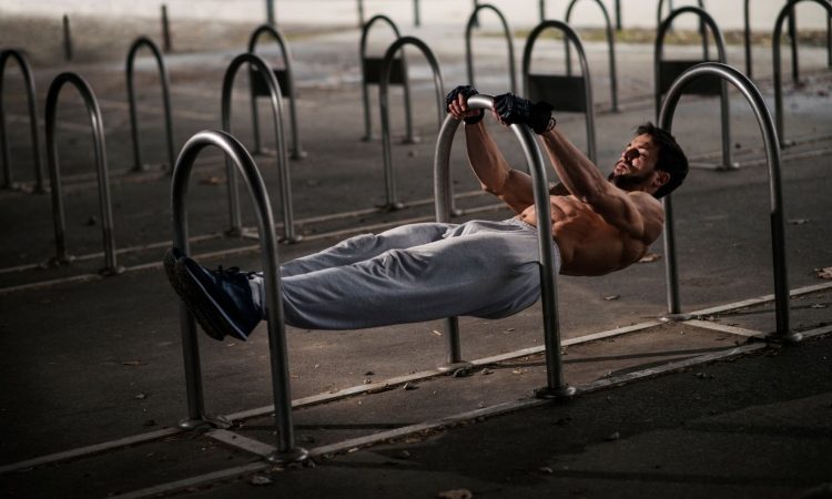 Fitnes trendi za leto 2025: Od padla do pohodništva