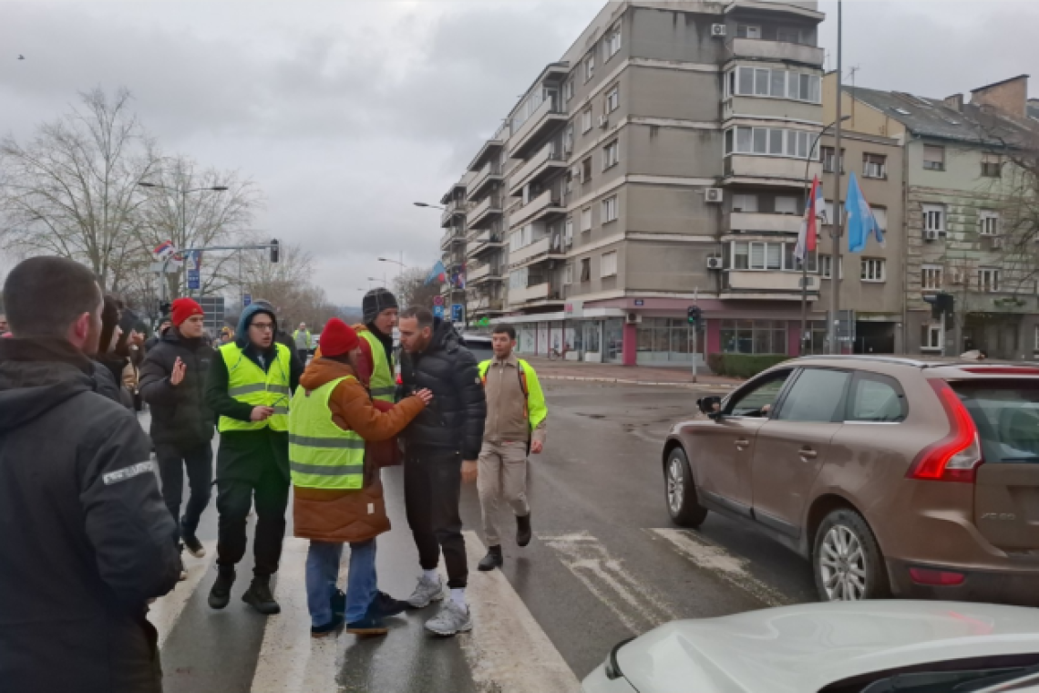 Incident v Novem Sadu: Voznik BMW-ja skušal zapeljati v množico študentov