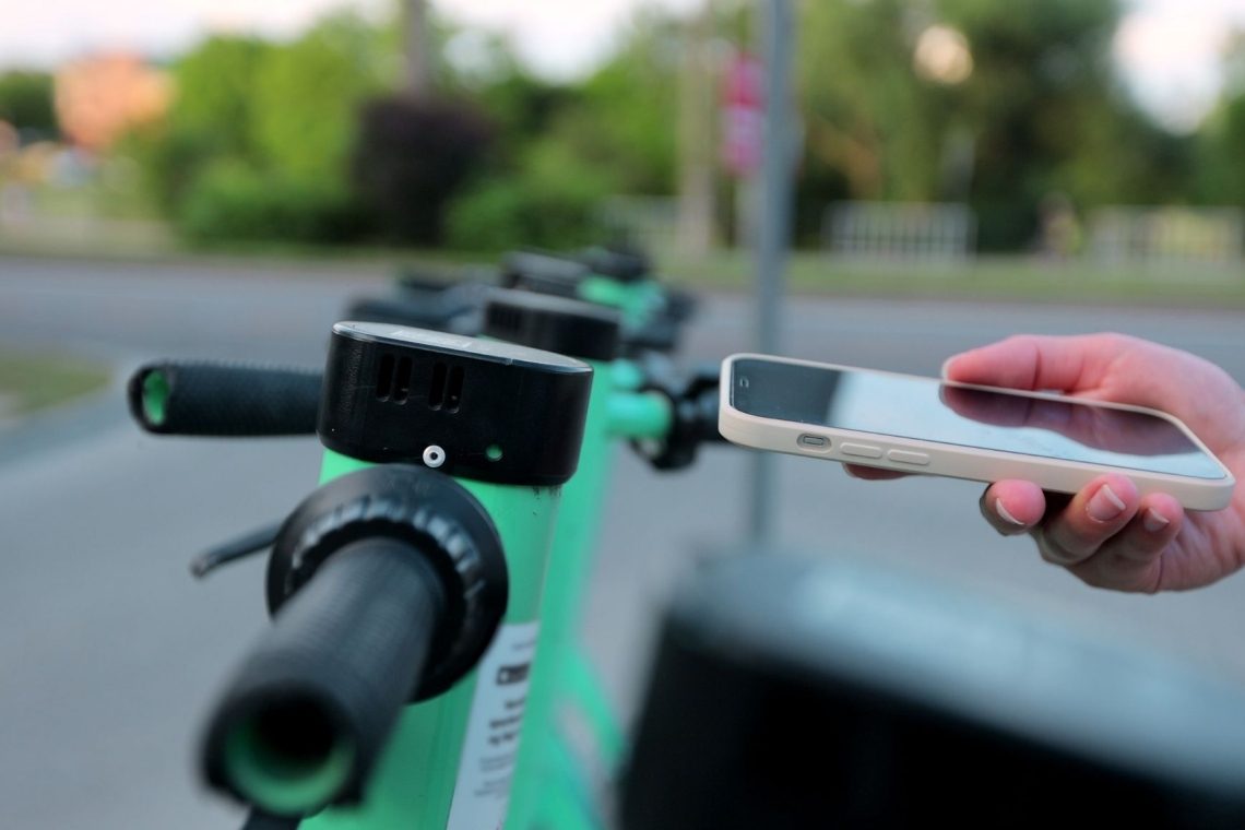 Otrok z električnim skirojem trčil v betonski steber in se huje poškodoval