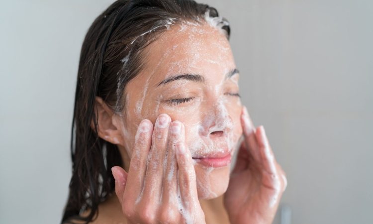 Dermatologi svetujejo: enkrat dnevno umivanje obraza za zdrav in mladosten videz