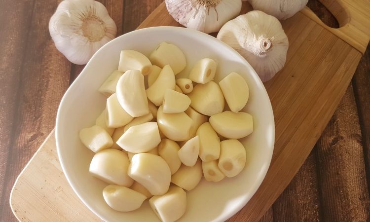 Prekomerno uživanje česna lahko povzroči neželene učinke