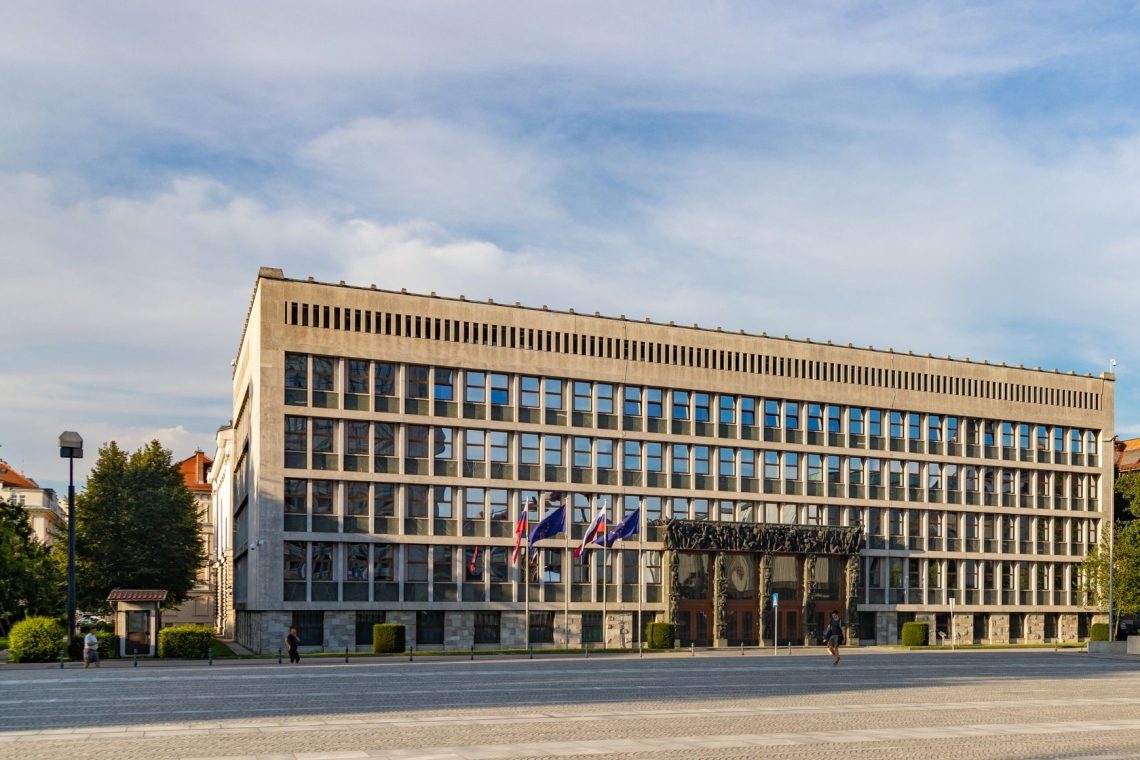 Policija zaposli 50 kandidatov za varovanje objektov državnih organov