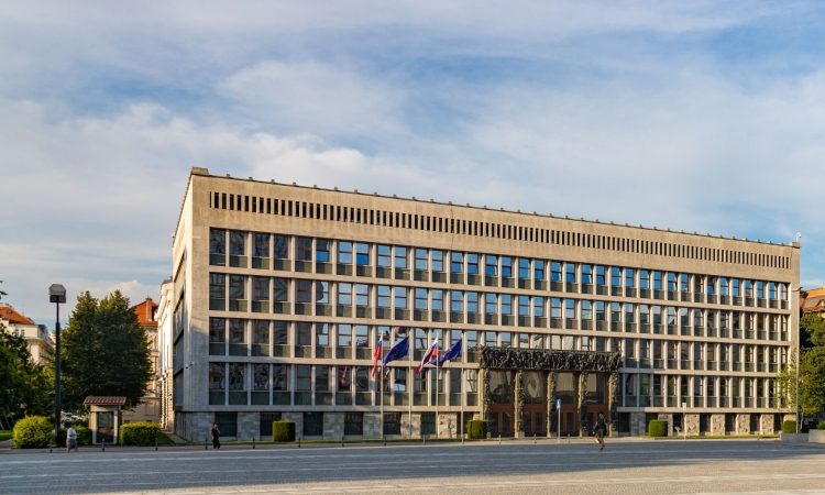 Policija zaposli 50 kandidatov za varovanje objektov državnih organov
