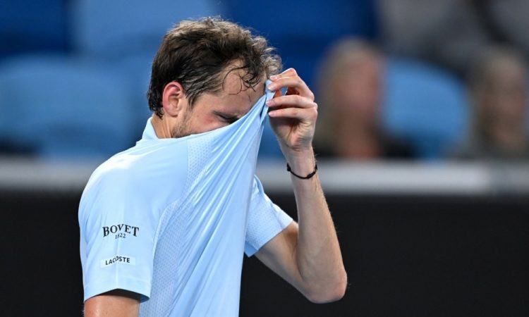 Medvedjev po skoraj petih urah igre ob 3 zjutraj izpadel v Melbournu