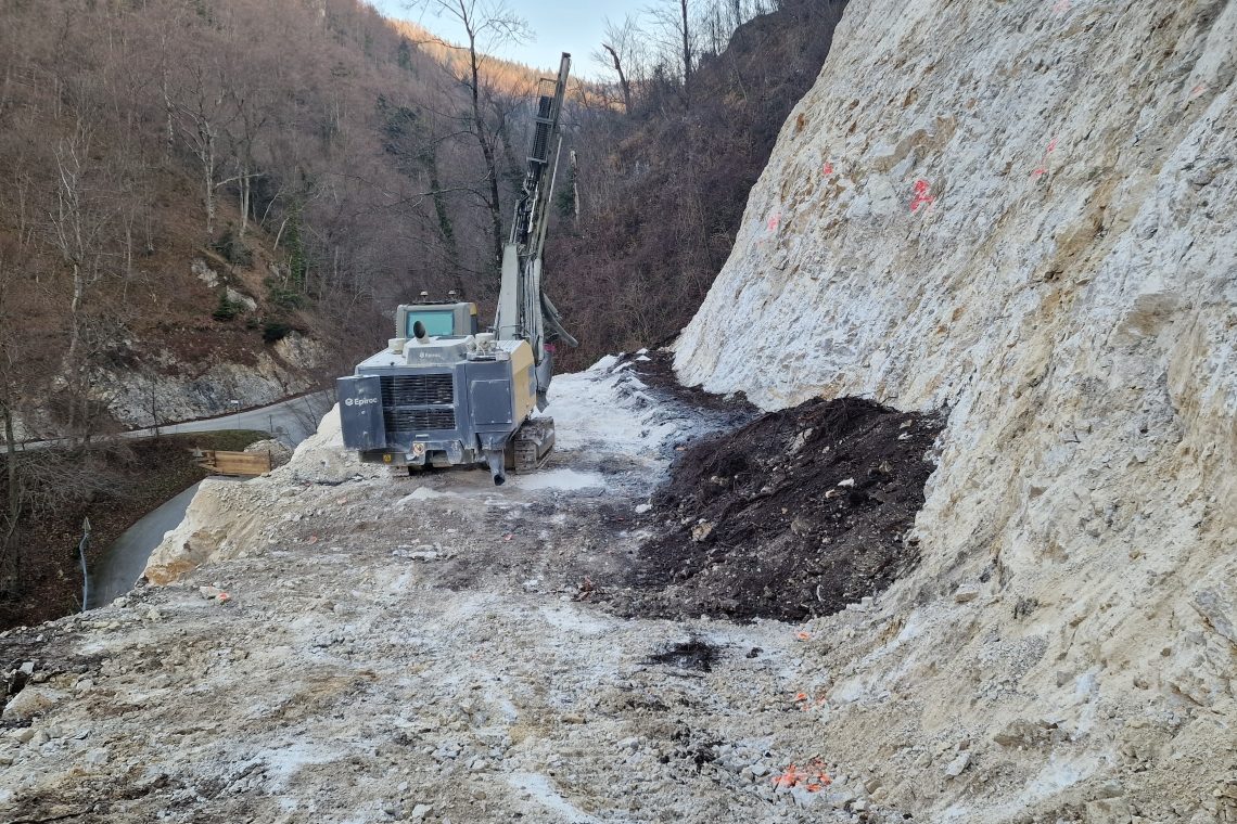 Zapora ceste zaradi sanacije skale Beli pesek podaljšana do marca 2025