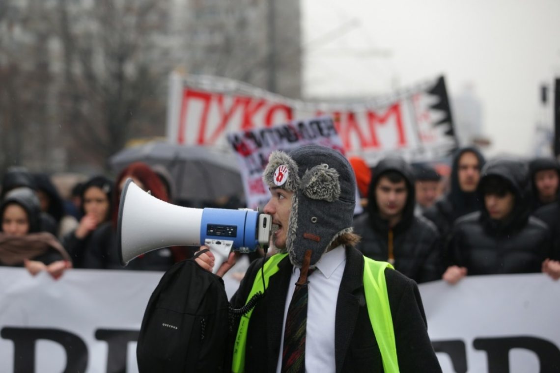 Na protestih v Beogradu voznica zbila študentko