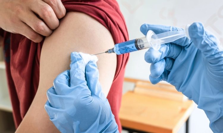 V letošnji sezoni gripe doslej cepljenih več kot 122.000 ljudi