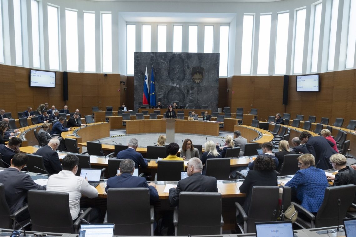 Poslanec Tine Novak izstopil iz Svobode in se pridružil Anžetu Logarju
