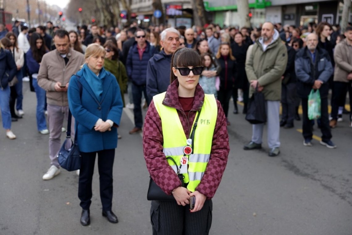 V Beogradu voznik zapeljal med protestnike in poškodoval dve ženski