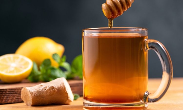 Med in limona v čaju nista čudežno zdravilo