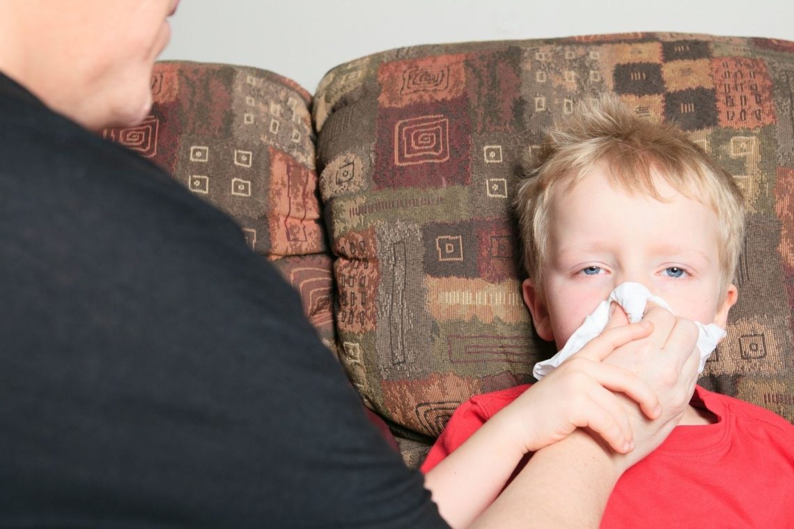 V UKC beležijo porast respiratornih okužb med otroki