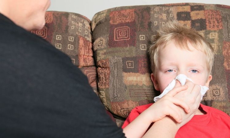 V UKC beležijo porast respiratornih okužb med otroki