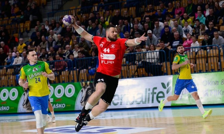 Rokometaši LL Grosist Slovana so v gosteh premagali Celje Pivovarno Laško s 30:29