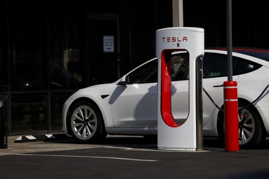 Tesla odpoklicala več kot 376 tisoč vozil zaradi težave s servo volanom