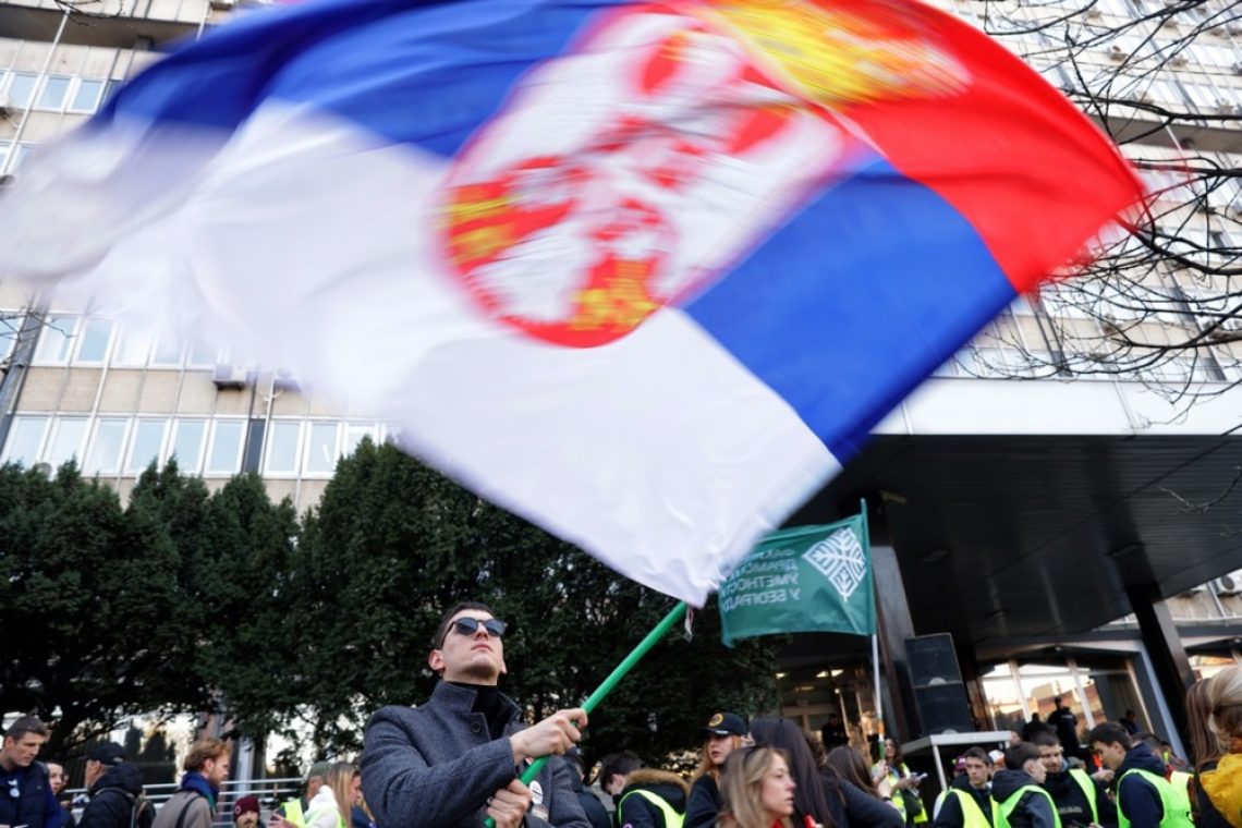 Študentje v Nišu množično protestirajo zaradi korupcije in iskanja pravice
